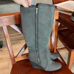 Like new gray suede fergalicioius boots